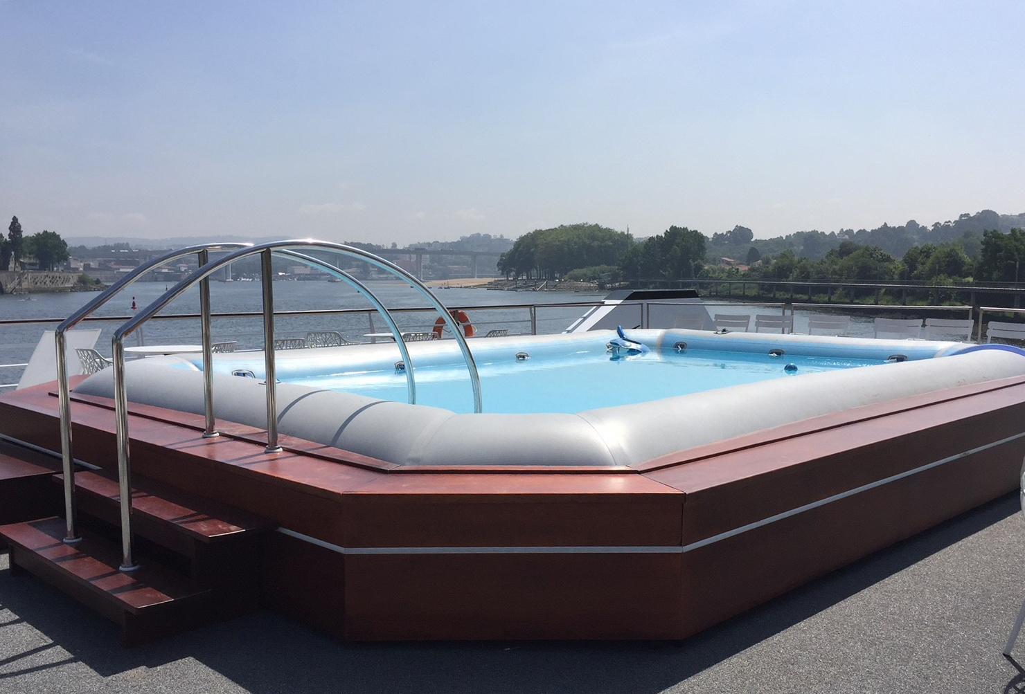CroisiEurope MS Fernao de Magalhaes Pool.jpg